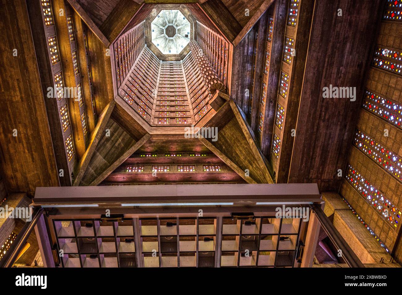 Intérieur de l’église Joseph au Havre, présentant le design moderniste d’Auguste Perret avec des vitraux vibrants. Banque D'Images