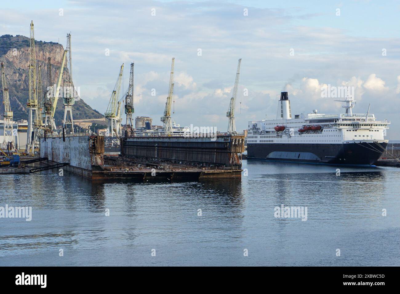 12 juin 2024 : le ferry GNV Azzurra, âgé de 40 ans, accueille des centaines de policiers transférés du navire de croisière Goddess of the Night, initialement affrété pour héberger plus de 2 000 membres de la sécurité lors du sommet du G7 à Brindisi, en Italie, mais cela est retenu par la justice italienne en raison des allégations du syndicat des carabiniers sur les problèmes d'hygiène et d'hébergement à bord du navire âgé de 20 ans. Connu sous le nom de Costa Magica, le navire de croisière a été vendu à Greek Holding SeaJets en 2023. Bientôt renommé Mykonos Magic, le navire devrait commencer une nouvelle carrière en juillet avec Neonyx Cruises. Crédit : Kevin Izorce/Alamy Live News Banque D'Images