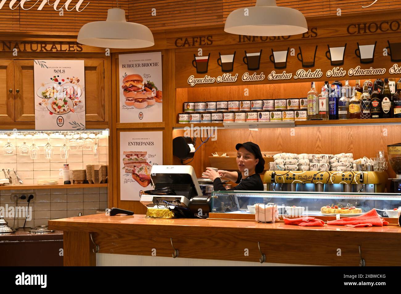 Café intérieur avec une large gamme de cafés et de pâtisseries avec des rouleaux fourrés sur l'offre, Torremolinos, Espagne Banque D'Images