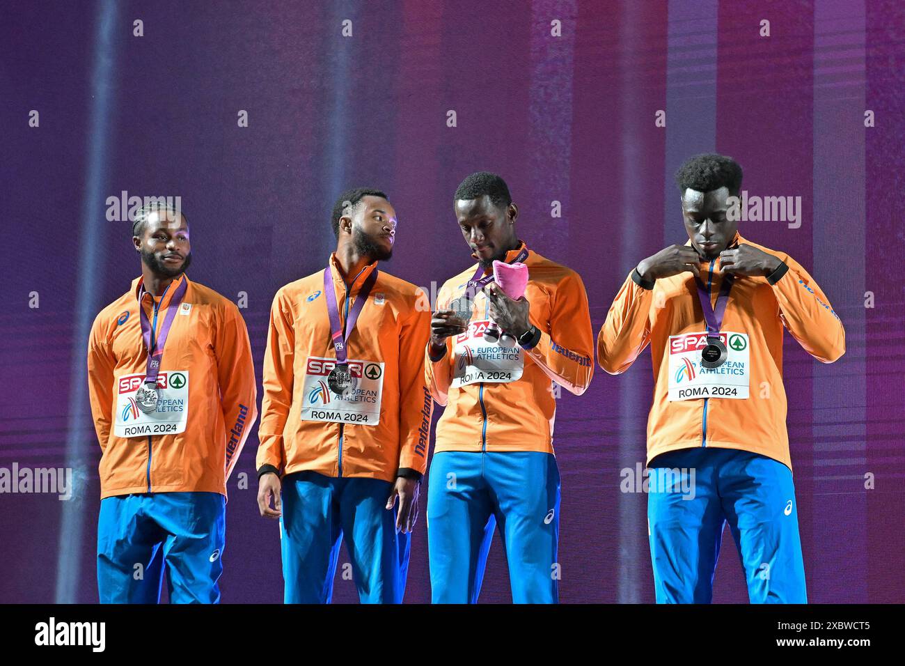 Roma, Italie. 12 juin 2024. Stade Olympique, Rome, Italie - médaille d'argent de l'équipe néerlandaise 4 x 100m Relais hommes cérémonie des médailles Elvis AFRIFA, Taymir BURNET, Xavi MO-AJOK, Nsikak EKPO lors des Championnats d'Europe d'athlétisme 2024 jour 6, 12 juin 2024 (photo par Roberto Ramaccia/Sipa USA) crédit : Sipa USA/Alamy Live News Banque D'Images