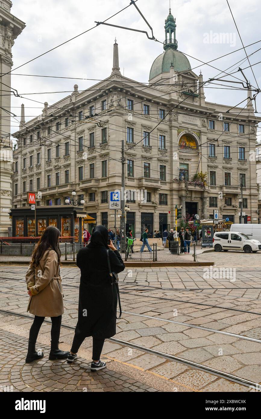 Piazza Cordusio avec l'historique Assicurazioni Generali ou Venezia Palace (1901), transformé en hôtel de luxe en 2023, Milan, Lombardie, Italie Banque D'Images