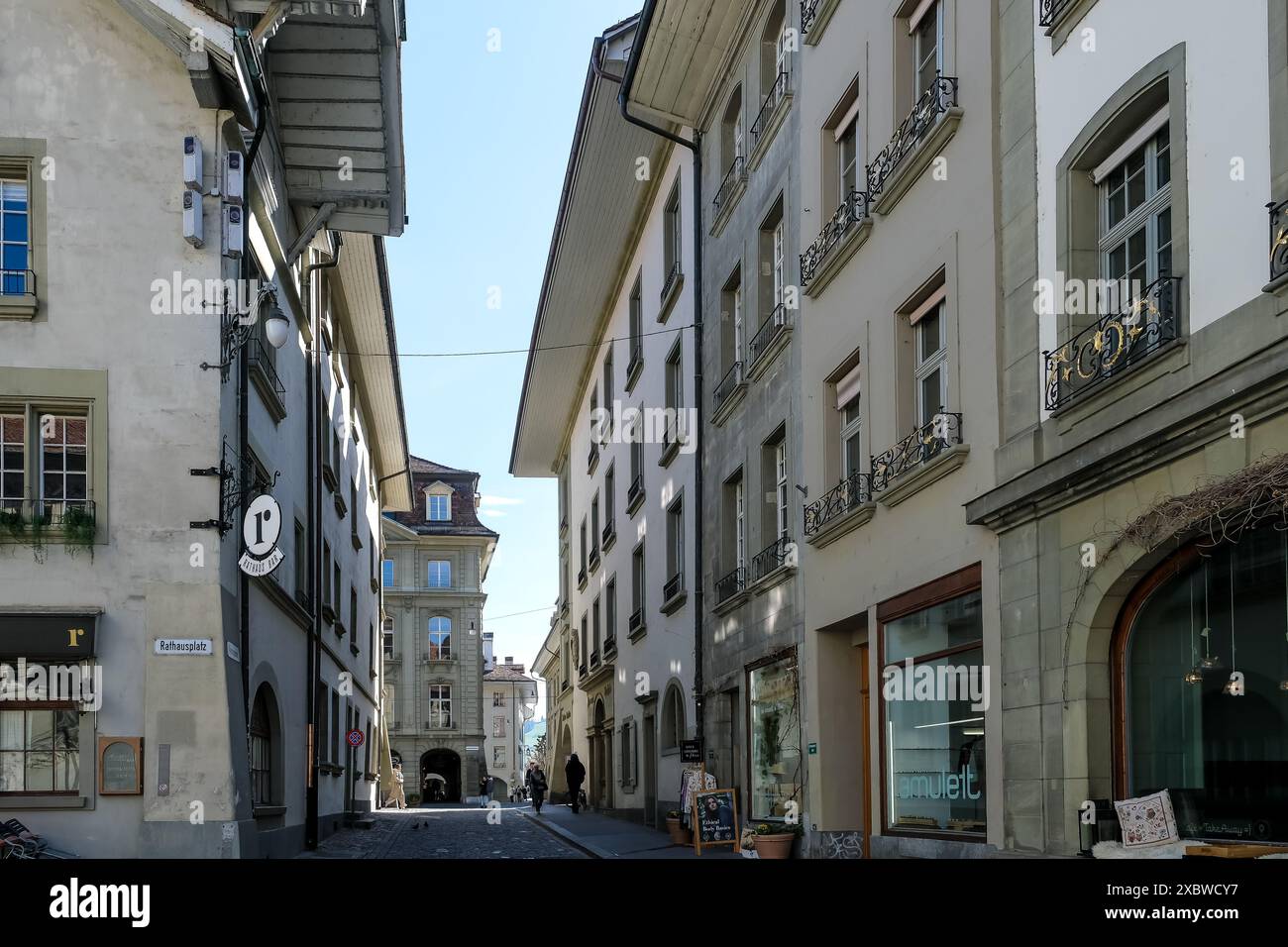 Vue sur la place de l'Hôtel de ville de Berne (Rathausplatz) situé dans la vieille ville, le centre-ville médiéval de Berne, Suisse Banque D'Images