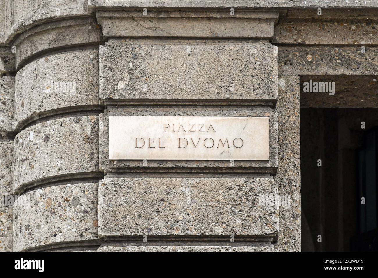 Panneau de rue de Piazza del Duomo (place de la cathédrale), la place principale de Milan, sur la façade en pierre d'un bâtiment, Lombardie, Italie Banque D'Images