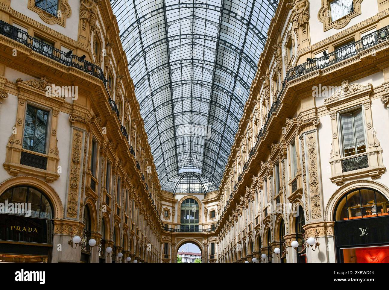 Haut-lieu de la Galleria Vittorio Emanuele II, galerie marchande de luxe avec les magasins Prada et Louis Vuitton au premier plan, Milan, Italie Banque D'Images