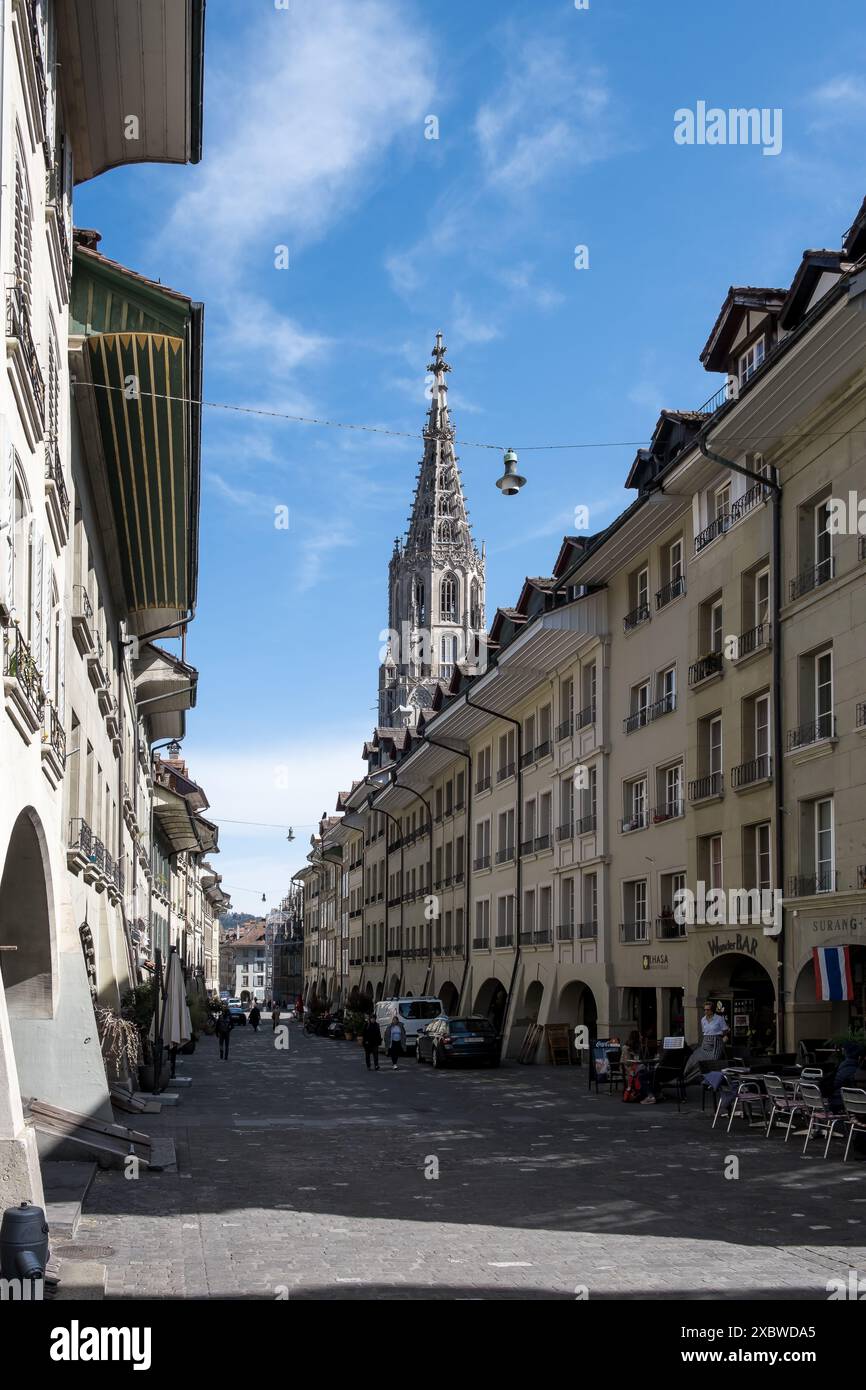 Vue de Berne Minster, une cathédrale réformée suisse (ou Minster) dans la vieille ville de Berne, capitale de la Suisse, depuis Junkerngasse (chemin de la noblesse). Banque D'Images