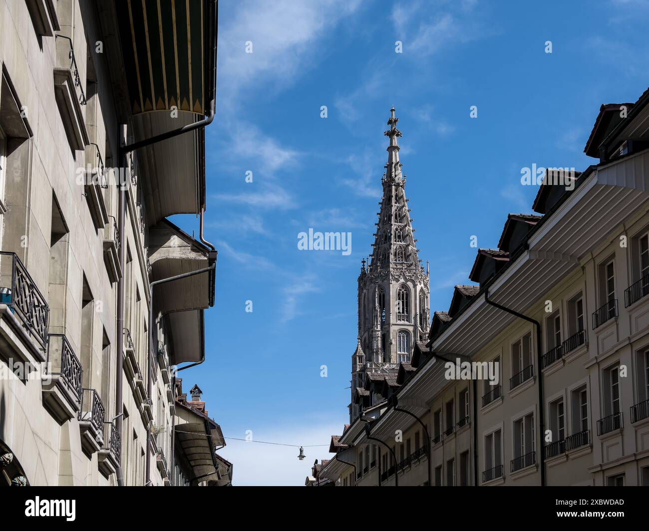 Vue de Berne Minster, une cathédrale réformée suisse (ou Minster) dans la vieille ville de Berne, capitale de la Suisse, depuis Junkerngasse (chemin de la noblesse). Banque D'Images