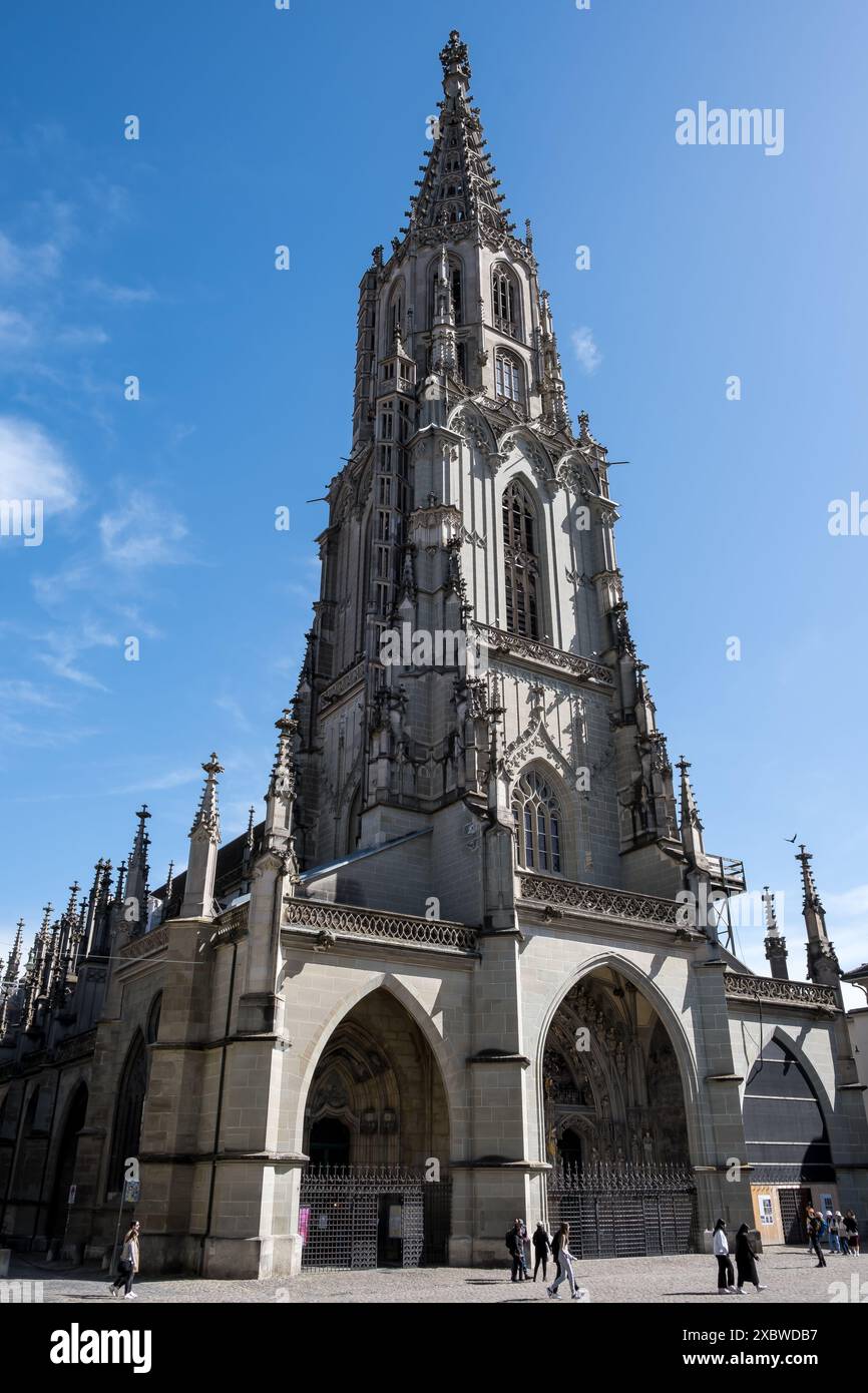 Vue de Berne Minster, la cathédrale réformée suisse (ou minster) dans la vieille ville de Berne, Suisse, la plus haute cathédrale de Suisse. Banque D'Images