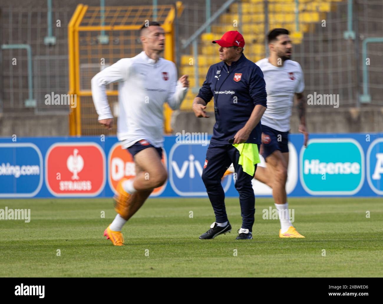 Dragan Stojkovic (entraîneur Serbien) treibt Seine Spieler an ; EM 2024 : Nationalmannschaft Serbien, öffentliches Training, Rosenau-Stadion Augsburg; Banque D'Images