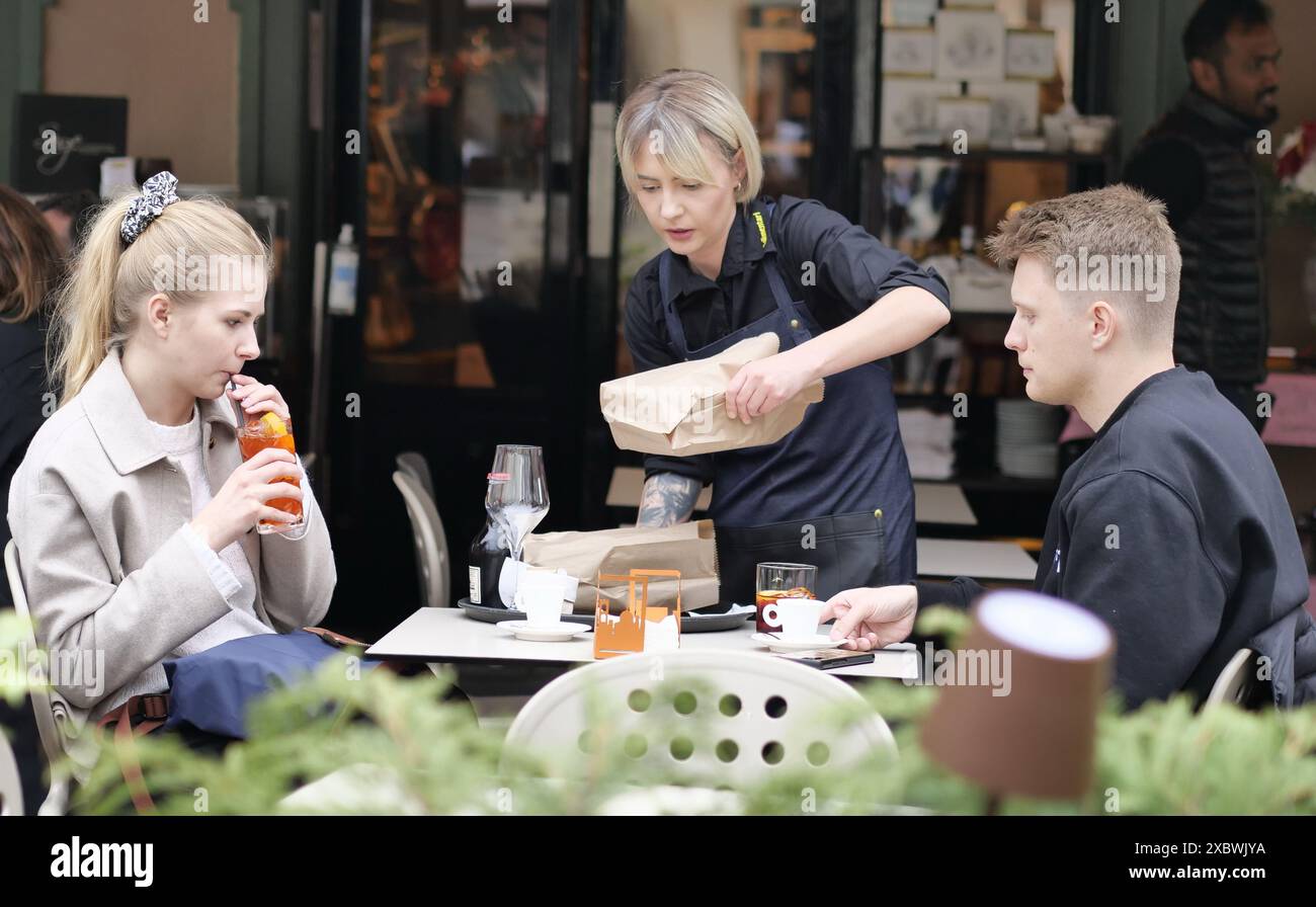 Bergame, Italie. 13 juin 2024. Profils les plus demandés : employés de restaurant, employés de comptoir et chefs. La demande s'est concentrée en Lombardie et dans des destinations touristiques comme les montagnes, les lacs et les villes. Crédit : Agence photo indépendante/Alamy Live News Banque D'Images