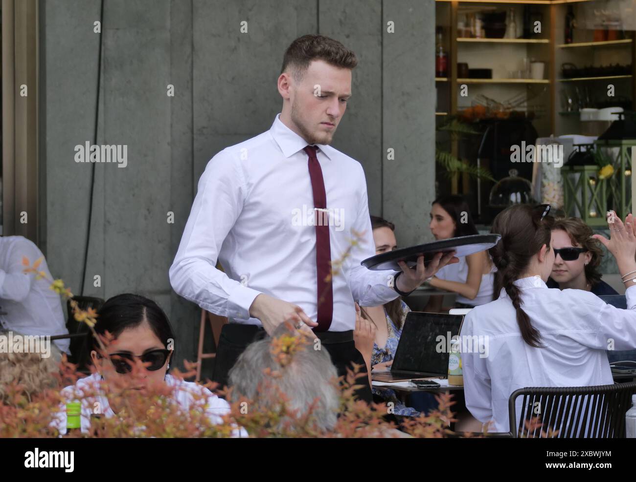 Bergame, Italie. 13 juin 2024. Profils les plus demandés : employés de restaurant, employés de comptoir et chefs. La demande s'est concentrée en Lombardie et dans des destinations touristiques comme les montagnes, les lacs et les villes. Crédit : Agence photo indépendante/Alamy Live News Banque D'Images