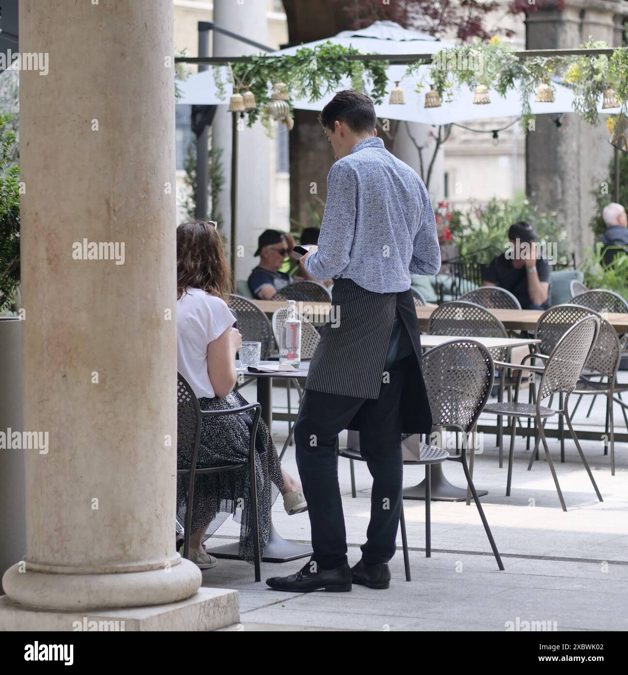 Bergame, Italie. 13 juin 2024. Profils les plus demandés : employés de restaurant, employés de comptoir et chefs. La demande s'est concentrée en Lombardie et dans des destinations touristiques comme les montagnes, les lacs et les villes. Crédit : Agence photo indépendante/Alamy Live News Banque D'Images