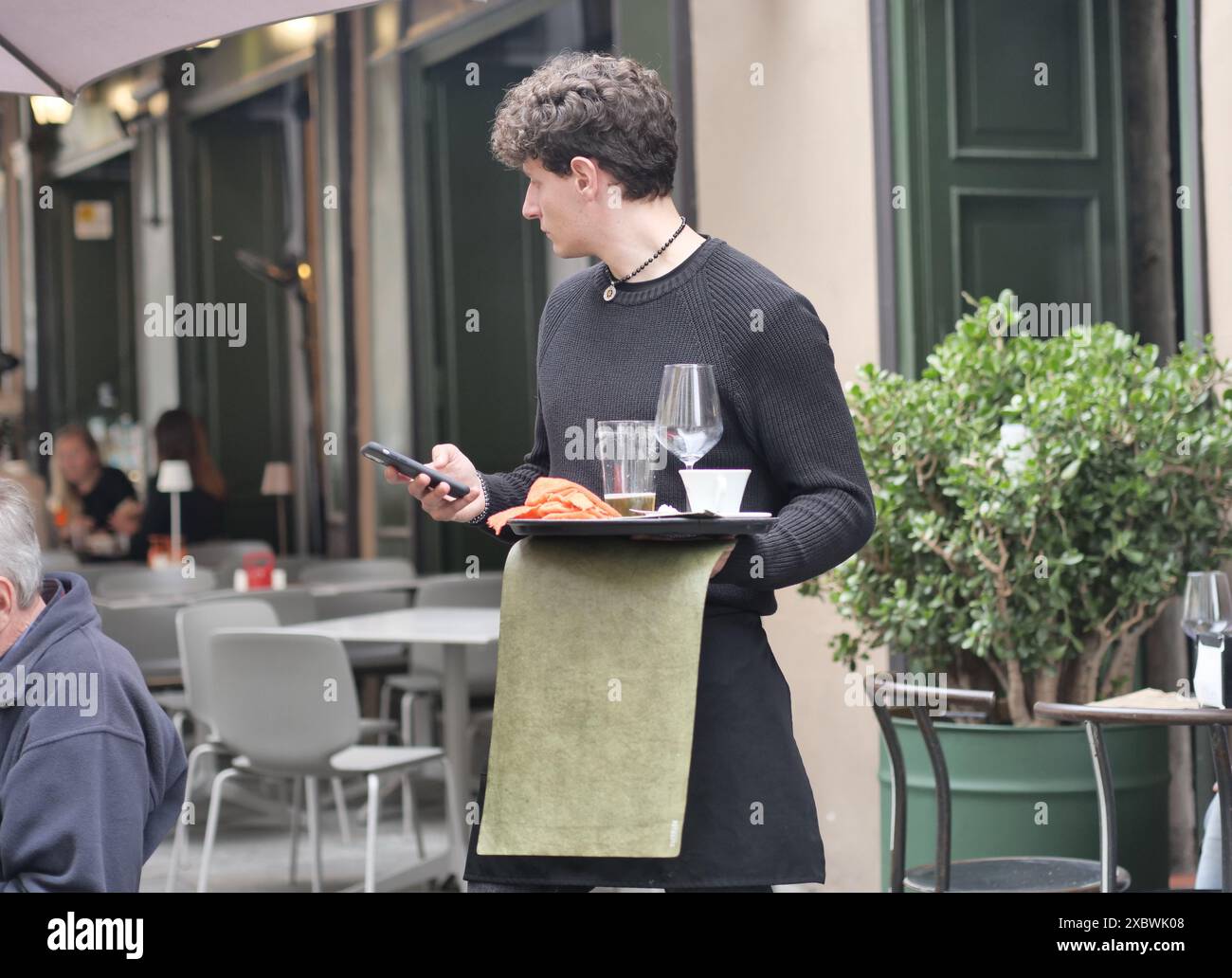 Bergame, Italie. 13 juin 2024. Profils les plus demandés : employés de restaurant, employés de comptoir et chefs. La demande s'est concentrée en Lombardie et dans des destinations touristiques comme les montagnes, les lacs et les villes. Crédit : Agence photo indépendante/Alamy Live News Banque D'Images