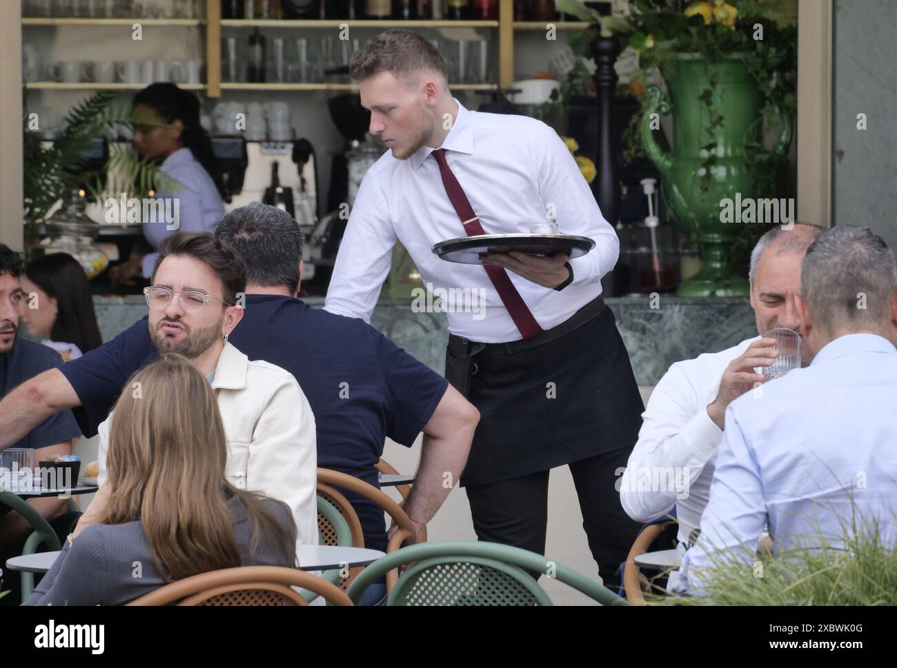 Bergame, Italie. 13 juin 2024. Profils les plus demandés : employés de restaurant, employés de comptoir et chefs. La demande s'est concentrée en Lombardie et dans des destinations touristiques comme les montagnes, les lacs et les villes. Crédit : Agence photo indépendante/Alamy Live News Banque D'Images