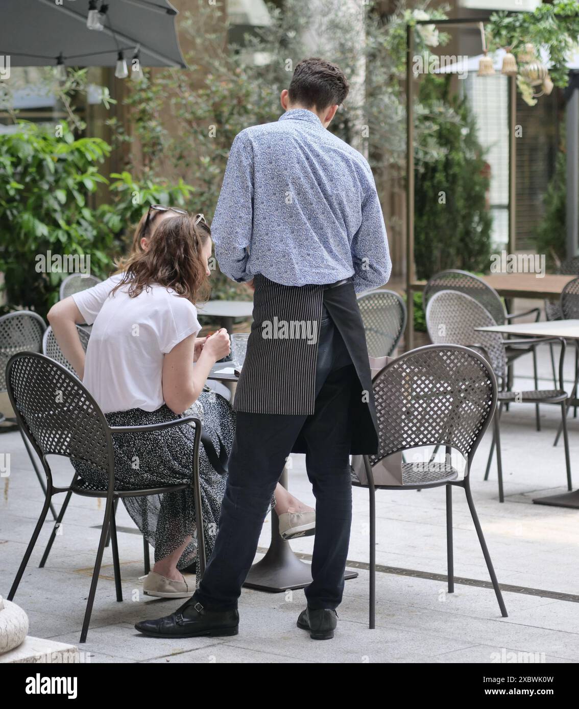 Bergame, Italie. 13 juin 2024. Profils les plus demandés : employés de restaurant, employés de comptoir et chefs. La demande s'est concentrée en Lombardie et dans des destinations touristiques comme les montagnes, les lacs et les villes. Crédit : Agence photo indépendante/Alamy Live News Banque D'Images