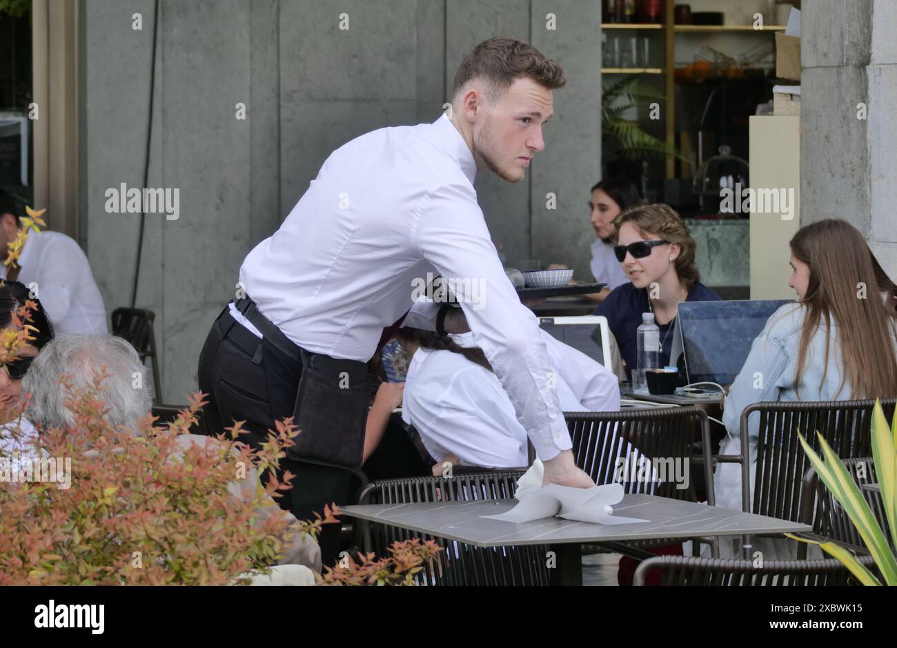 Bergame, Italie. 13 juin 2024. Profils les plus demandés : employés de restaurant, employés de comptoir et chefs. La demande s'est concentrée en Lombardie et dans des destinations touristiques comme les montagnes, les lacs et les villes. Crédit : Agence photo indépendante/Alamy Live News Banque D'Images