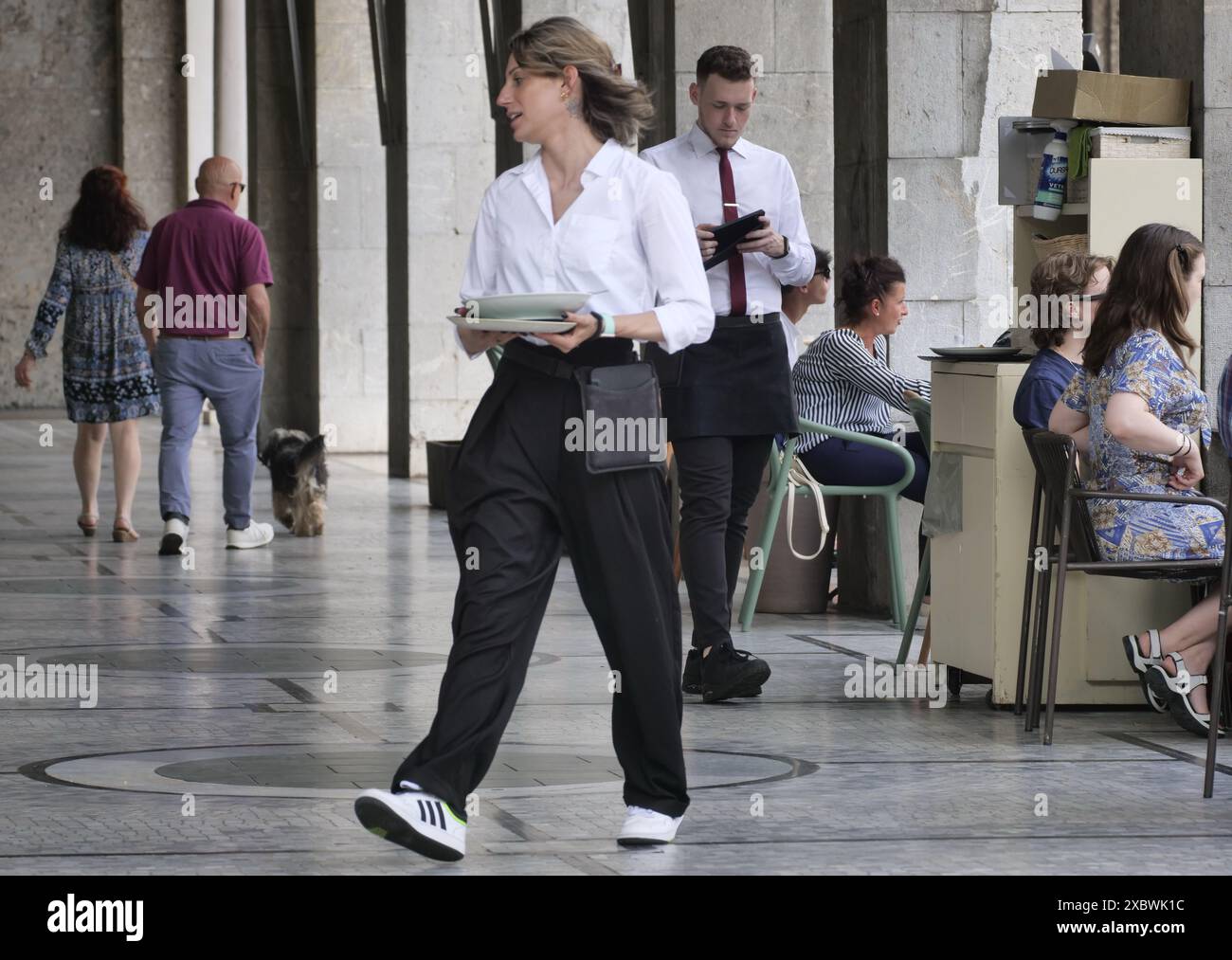Bergame, Italie. 13 juin 2024. Profils les plus demandés : employés de restaurant, employés de comptoir et chefs. La demande s'est concentrée en Lombardie et dans des destinations touristiques comme les montagnes, les lacs et les villes. Crédit : Agence photo indépendante/Alamy Live News Banque D'Images