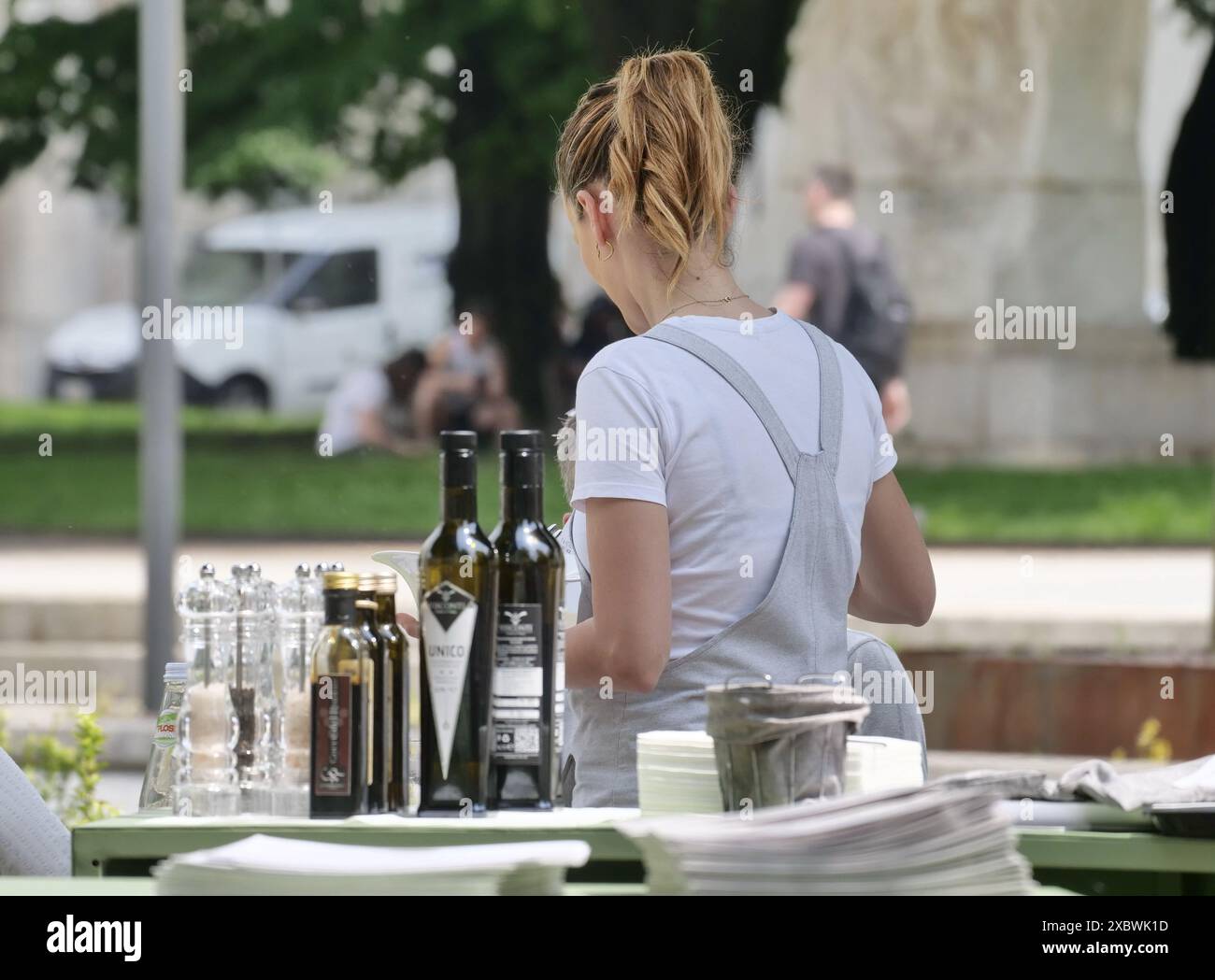 Bergame, Italie. 13 juin 2024. Profils les plus demandés : employés de restaurant, employés de comptoir et chefs. La demande s'est concentrée en Lombardie et dans des destinations touristiques comme les montagnes, les lacs et les villes. Crédit : Agence photo indépendante/Alamy Live News Banque D'Images