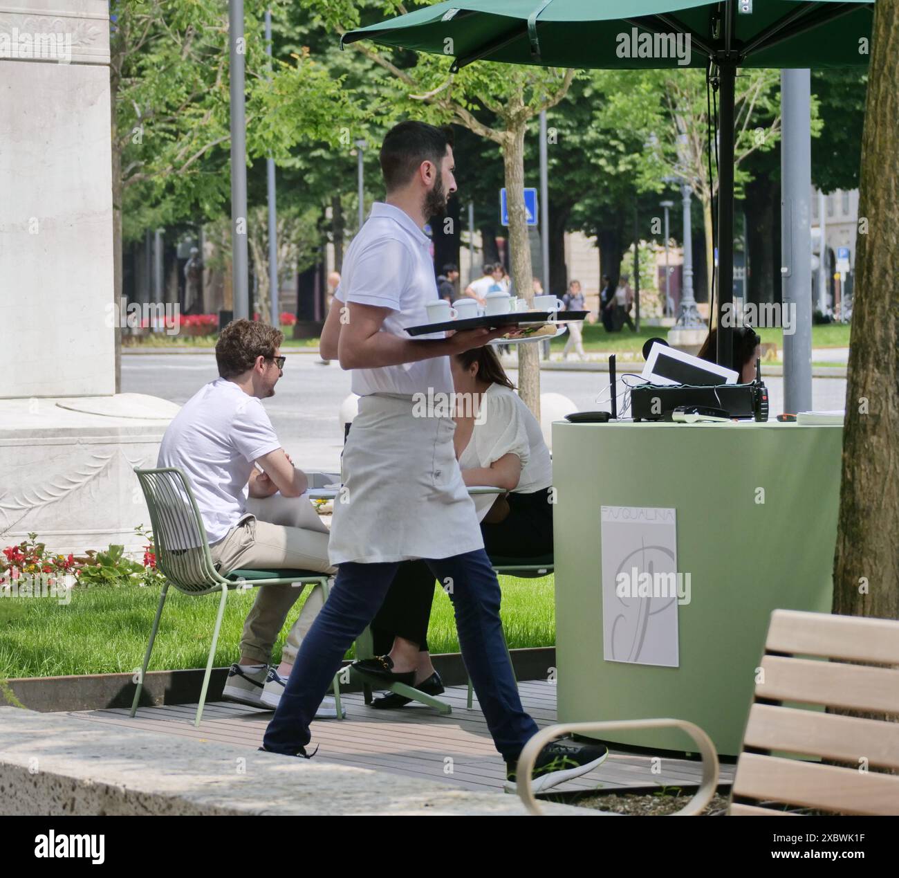 Bergame, Italie. 13 juin 2024. Profils les plus demandés : employés de restaurant, employés de comptoir et chefs. La demande s'est concentrée en Lombardie et dans des destinations touristiques comme les montagnes, les lacs et les villes. Crédit : Agence photo indépendante/Alamy Live News Banque D'Images