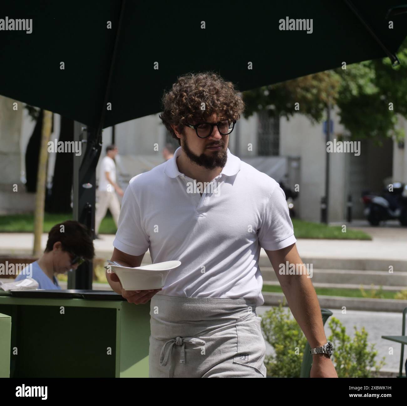 Bergame, Italie. 13 juin 2024. Profils les plus demandés : employés de restaurant, employés de comptoir et chefs. La demande s'est concentrée en Lombardie et dans des destinations touristiques comme les montagnes, les lacs et les villes. Crédit : Agence photo indépendante/Alamy Live News Banque D'Images