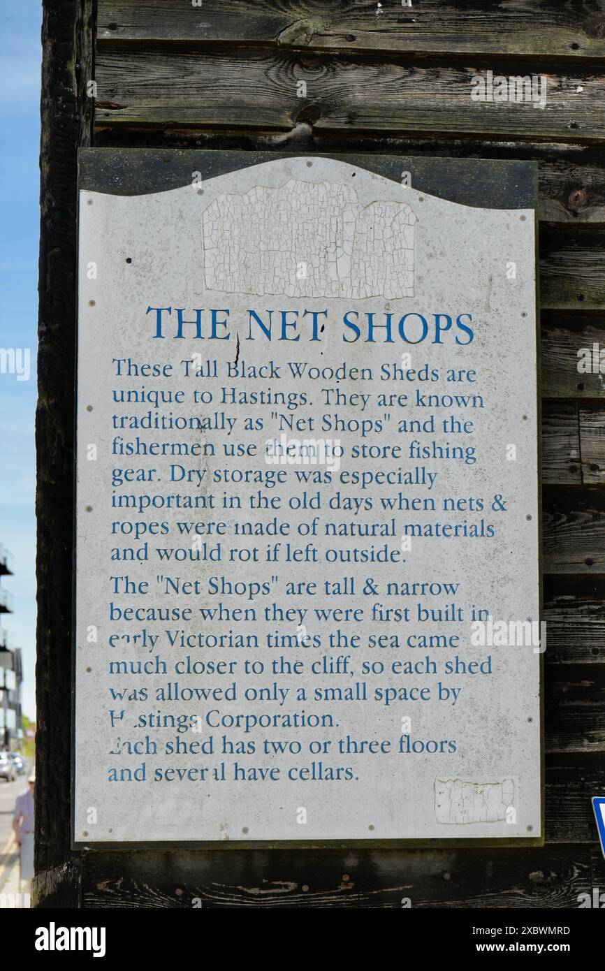 Panneau d'information Re The Net Shops, grands hangars en bois où les pêcheurs les utilisaient pour stocker des engins de pêche à l'époque victorienne. Banque D'Images