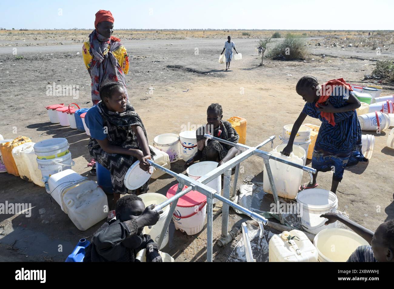 SOUDAN DU SUD, État du Haut-Nil, ville Renk, camp de réfugiés zéro pour les réfugiés de la guerre soudanaise, les gens attendent de l'eau potable / SÜDSUDAN, État du Haut-Nil, Flüchtlinge aus dem Sudan suchen Schutz vor dem Krieg, Flüchtlingslager camp zero BEI Renk, die Stadt liegt in der Nähe zur Grenze zum Sudan, Menschen warten auf sauberes Trinkwasser Banque D'Images