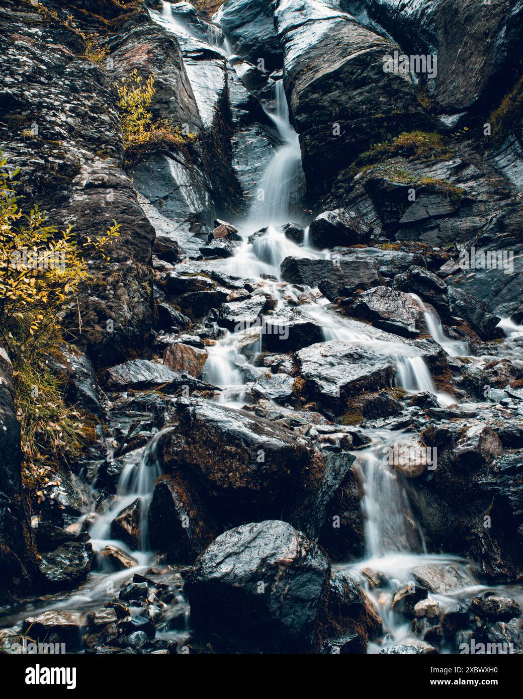 Cascade, Tyrol du Sud, automne, montagnes, face rocheuse, randonnée, eau, cascade, nature, paysage, paysage, aventure, plein air Banque D'Images