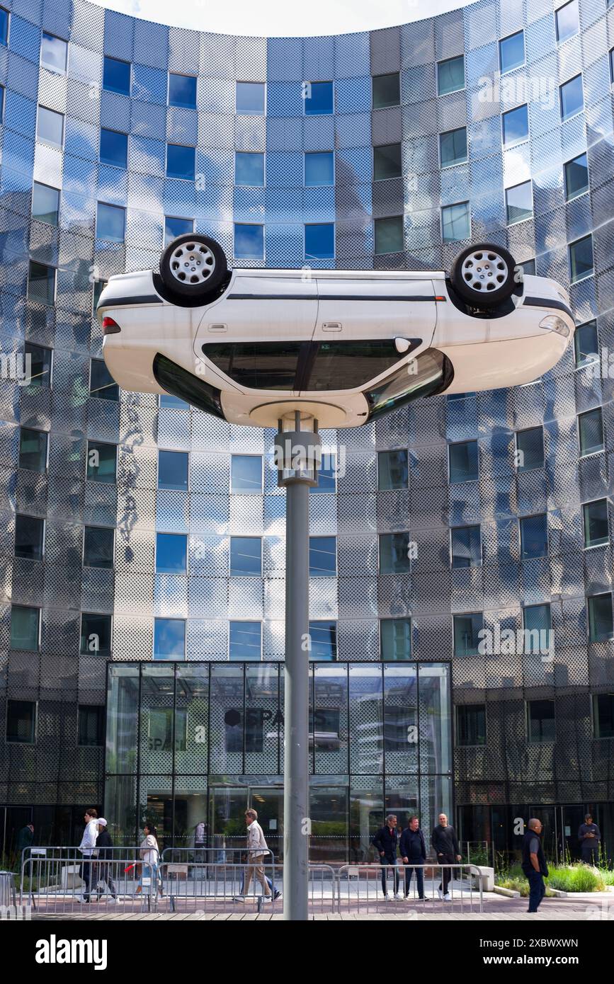 Paris, France 06.12.2024. Voiture sur un lampadaire de l'artiste Benedetto Bufalino dans le quartier d'affaires la défense, France Banque D'Images