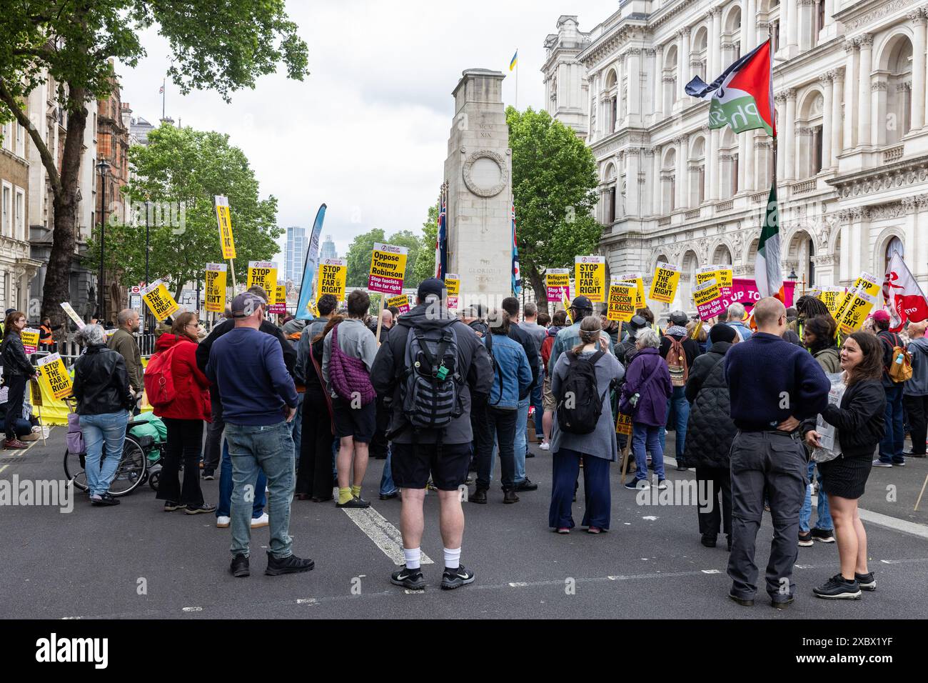 Londres, Royaume-Uni. 1er juin 2024. Des antiracistes assistent à une contre-manifestation à Whitehall appelée par Stand Up to Racism pour s'opposer à une manifestation de Tommy Robinson, l'ancien chef de la Ligue anglaise de défense, sur la place du Parlement. Crédit : Mark Kerrison/Alamy Live News Banque D'Images Londres, Royaume-Uni. 1er juin 2024. Des antiracistes assistent à une contre-manifestation à Whitehall appelée par Stand Up to Racism pour s'opposer à une manifestation de Tommy Robinson, l'ancien chef de la Ligue anglaise de défense, sur la place du Parlement. Crédit : Mark Kerrison/Alamy Live News Banque D'Images