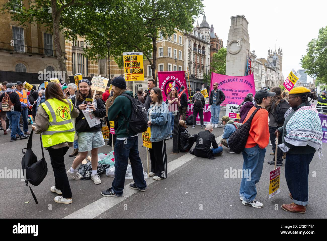Londres, Royaume-Uni. 1er juin 2024. Des antiracistes assistent à une contre-manifestation à Whitehall appelée par Stand Up to Racism pour s'opposer à une manifestation de Tommy Robinson, l'ancien chef de la Ligue anglaise de défense, sur la place du Parlement. Crédit : Mark Kerrison/Alamy Live News Banque D'Images Londres, Royaume-Uni. 1er juin 2024. Des antiracistes assistent à une contre-manifestation à Whitehall appelée par Stand Up to Racism pour s'opposer à une manifestation de Tommy Robinson, l'ancien chef de la Ligue anglaise de défense, sur la place du Parlement. Crédit : Mark Kerrison/Alamy Live News Banque D'Images