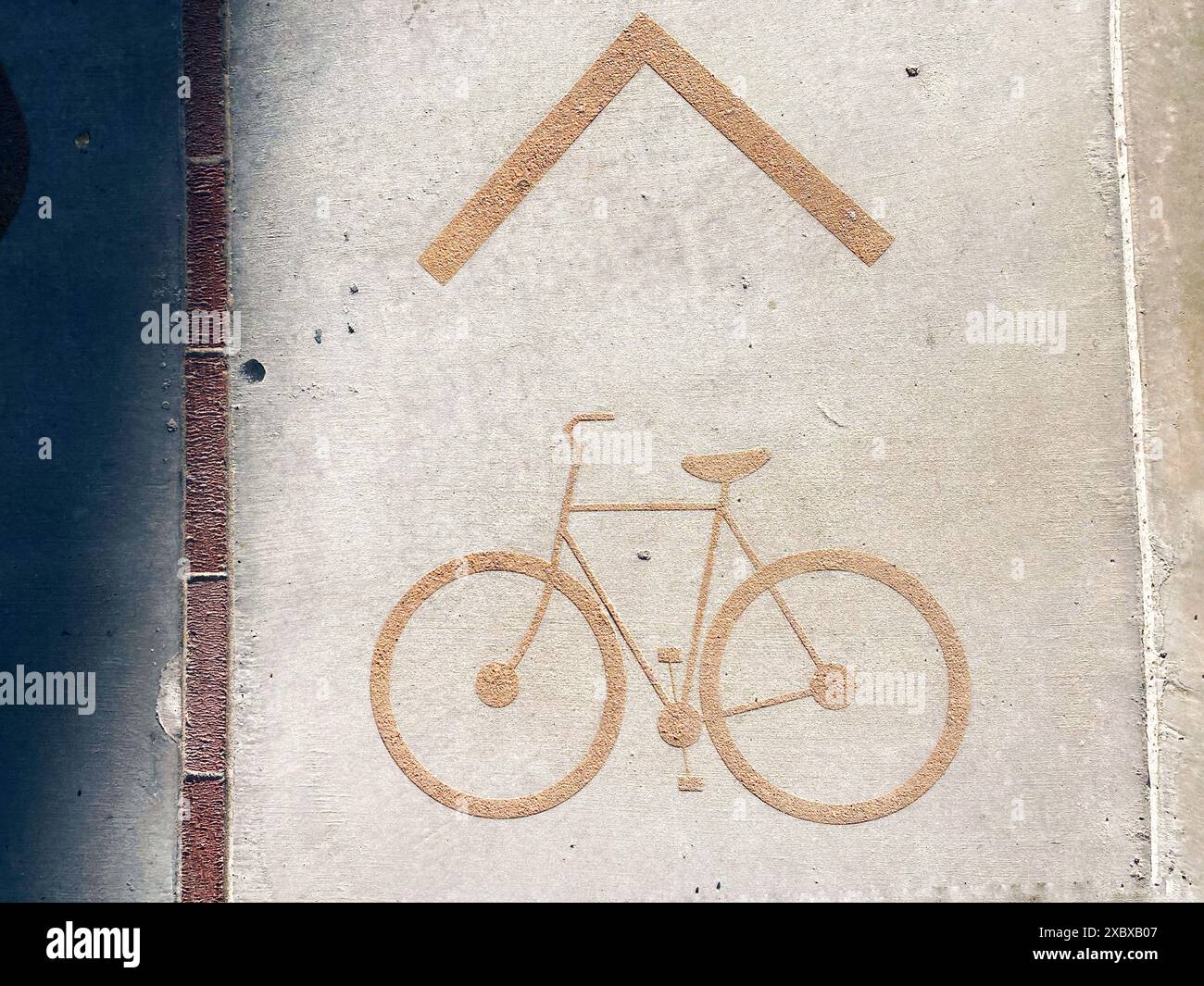 Symbole de vélo marquant la piste cyclable sur une rue publique, une route ou une piste cyclable. Symbole pour une bicyclette avec une flèche indiquant la direction sur le sentier Banque D'Images