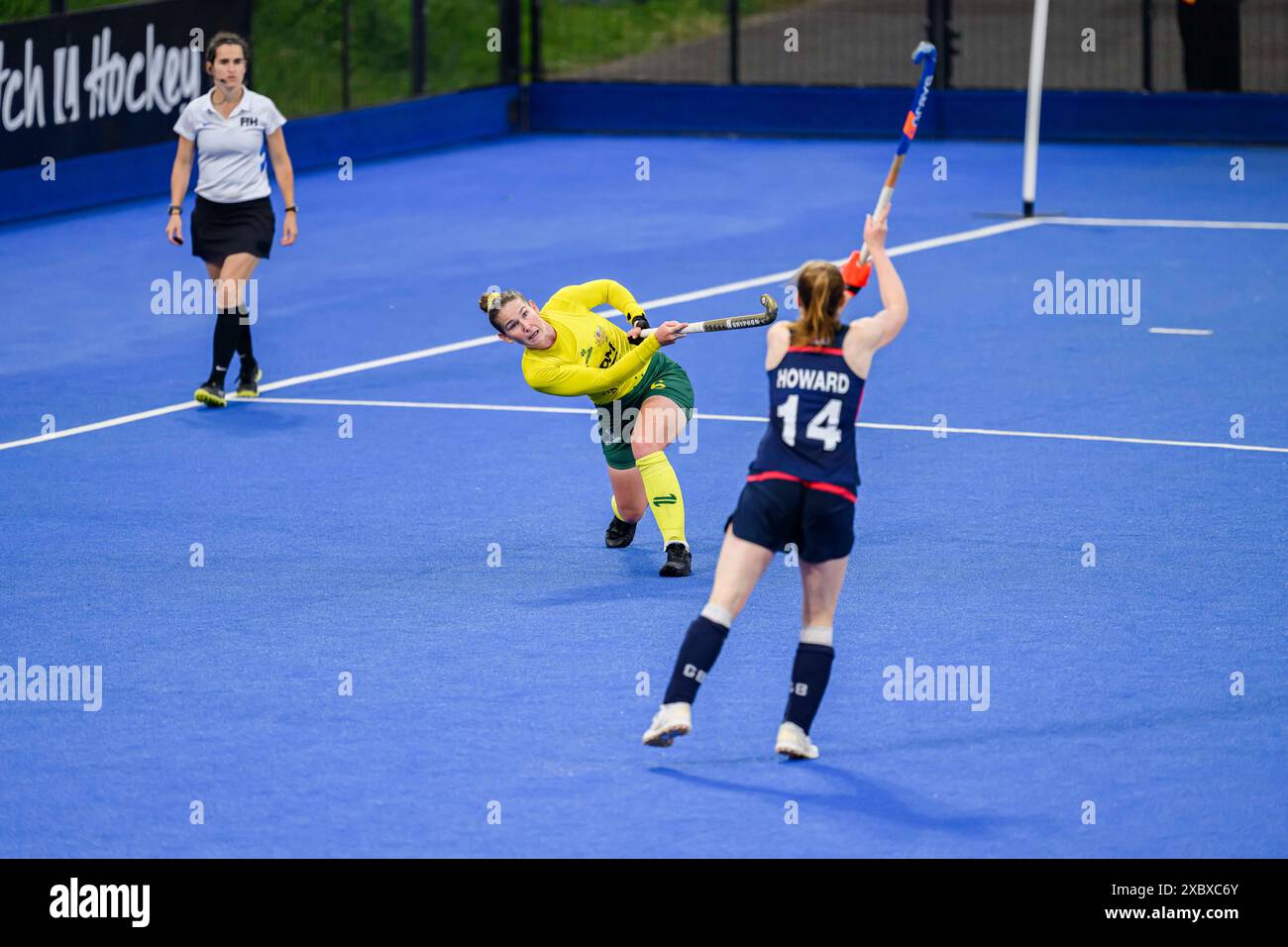 LONDRES, ROYAUME-UNI. 12, 24 juin. Penny Squibb d'Australie (à gauche) en action lors de la FIH Hockey Pro League - Grande-Bretagne v Australie (femmes) au Lea Valley Hockey and Tennis Centre le mercredi 12 juin 2024 à LONDRES, ANGLETERRE. Crédit : Taka G Wu/Alamy Live News Banque D'Images