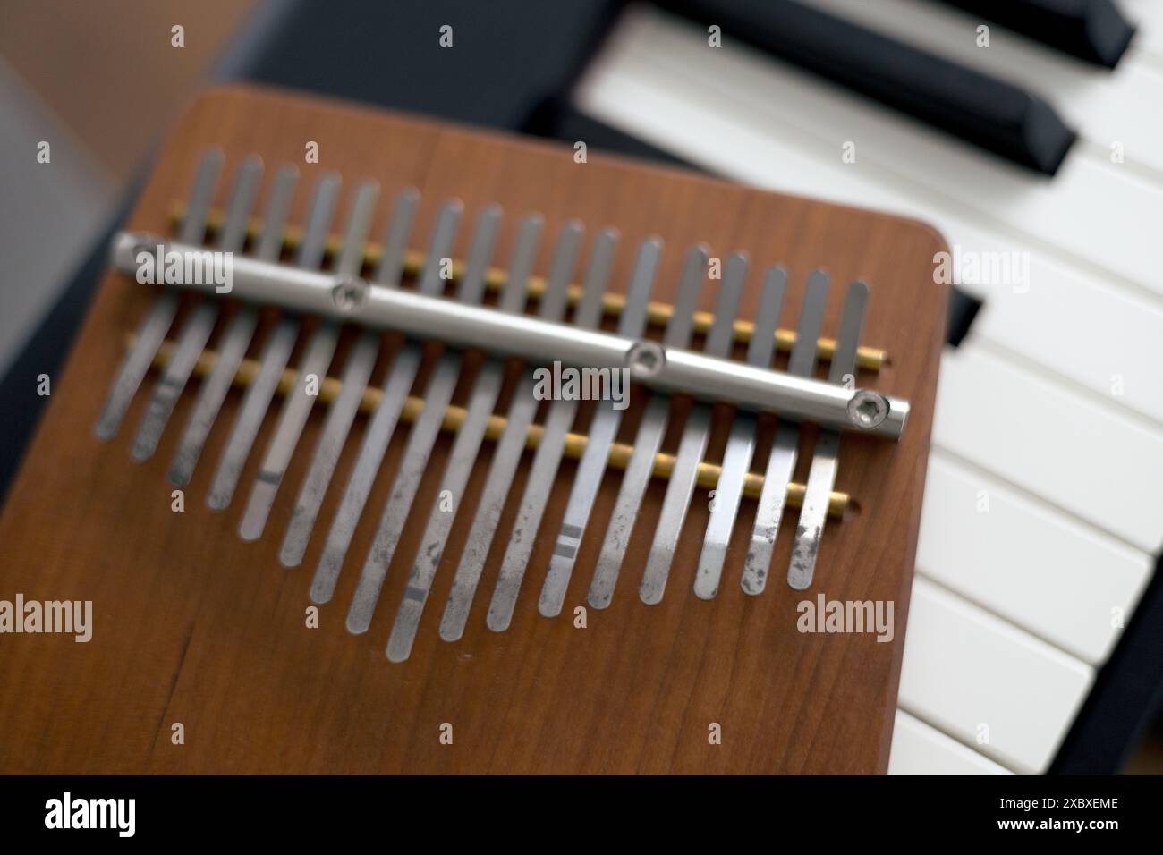 Gros plan d'un instrument de musique kalimba en bois brun Banque D'Images