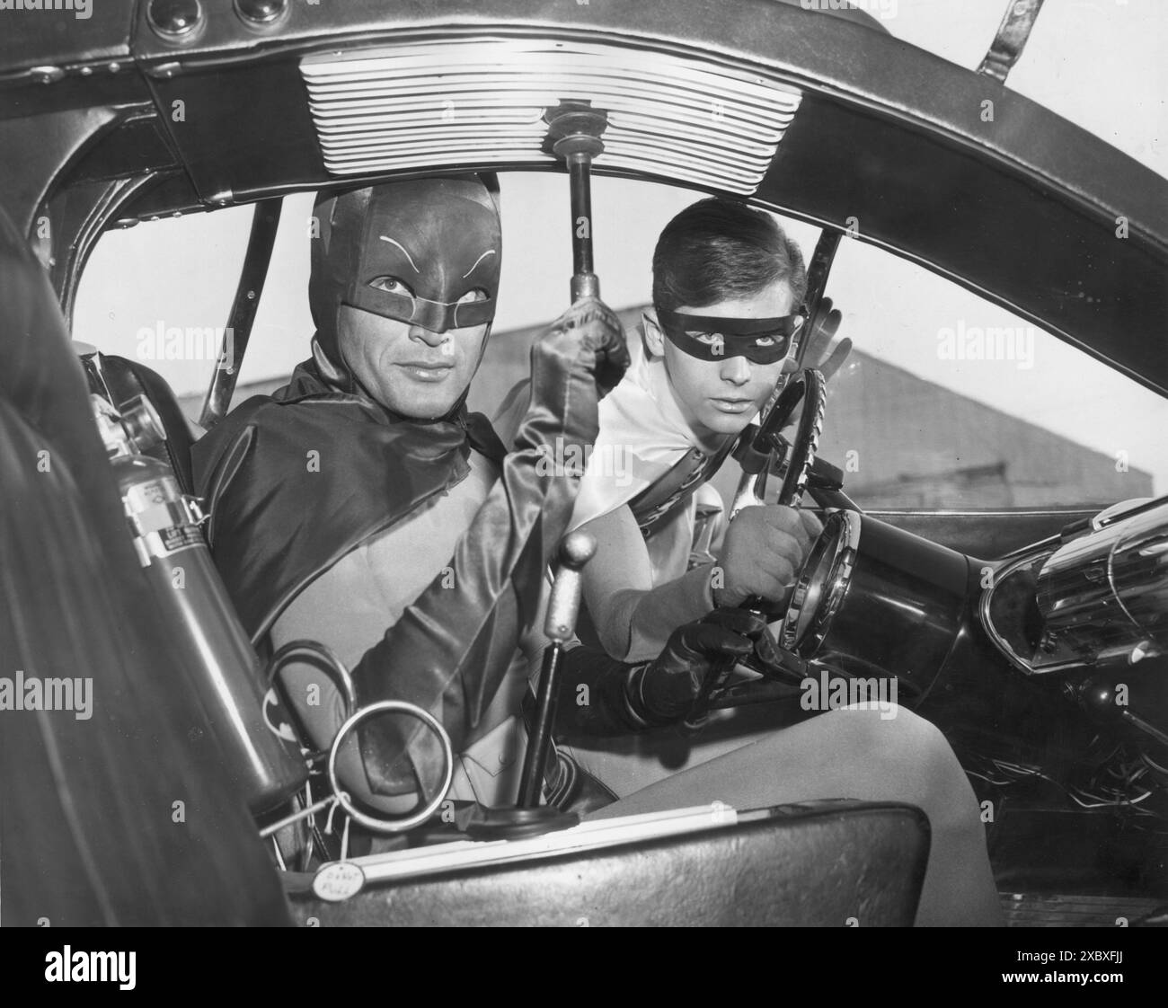 Adam West et Burt Ward dans le rôle de Batman et Robin dans la Batmobile dans la série télévisée 'Batman' (1966)*Filmstill - Editorial use Only* Cap/PLF fourni par Credit : Capital Pictures/Alamy Live News Banque D'Images