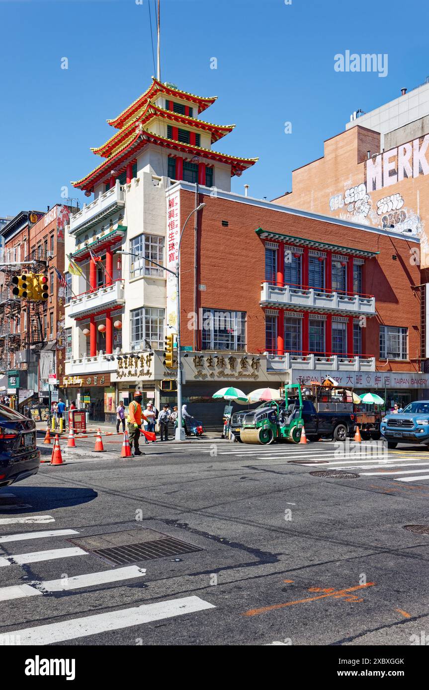 NYC Chinatown : Poy Gum Lee conçu sur le Leong Tong Building (bâtiment de l'Association des marchands) avec des éléments architecturaux chinois traditionnels. Banque D'Images