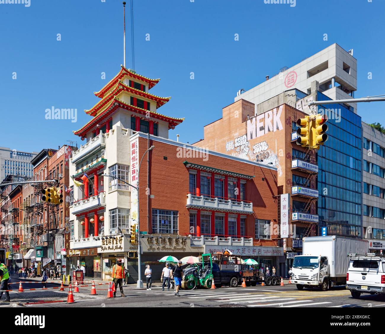 NYC Chinatown : Poy Gum Lee conçu sur le Leong Tong Building (bâtiment de l'Association des marchands) avec des éléments architecturaux chinois traditionnels. Banque D'Images