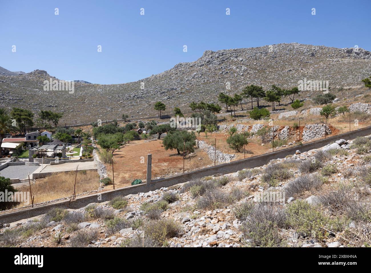 Le sentier perché au sommet de la colline où le corps de Michael Mosley a couché après sa mort à Agia Marina, près de Pedi, Michael Mosley est mort d'épuisement de chaleur, Symi. Banque D'Images