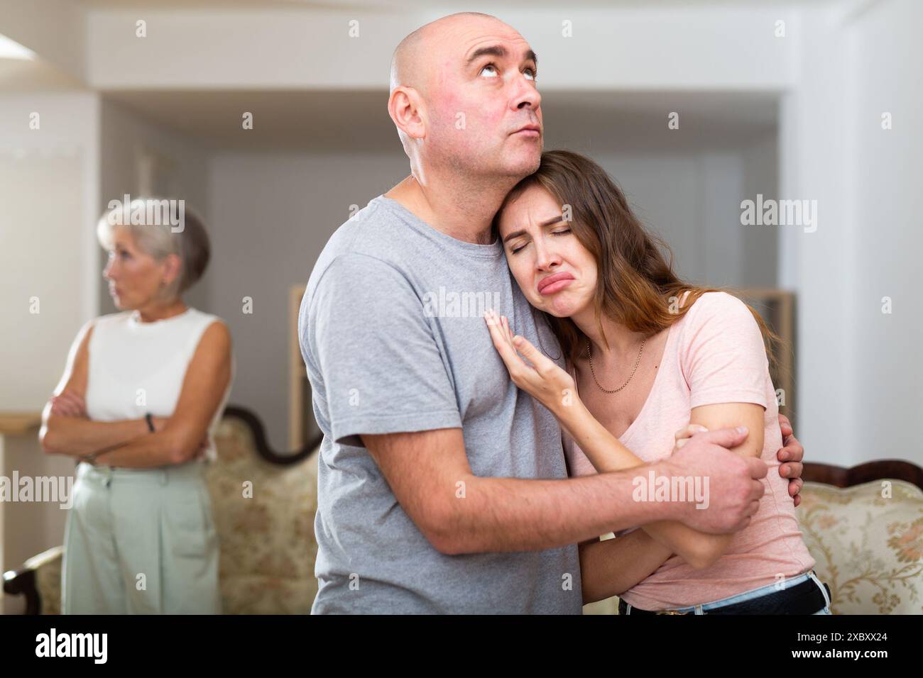 Homme senior consolant sa fille Banque D'Images