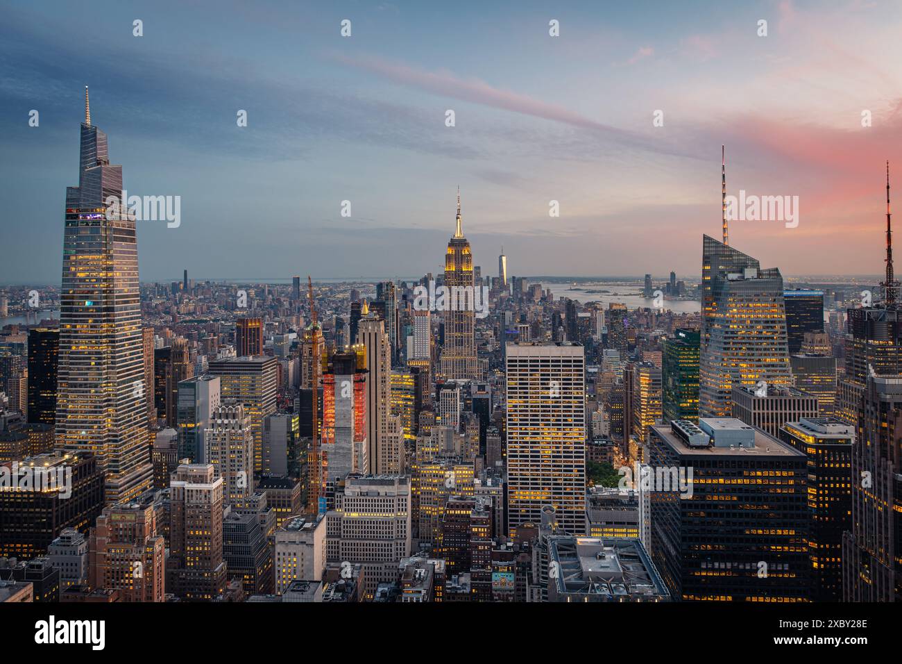 Vue aérienne de l'Empire State Building et du centre-ville de Manhattan au crépuscule, New York City. L'ambiance crépusculaire met en valeur le gratte-ciel emblématique et le Banque D'Images