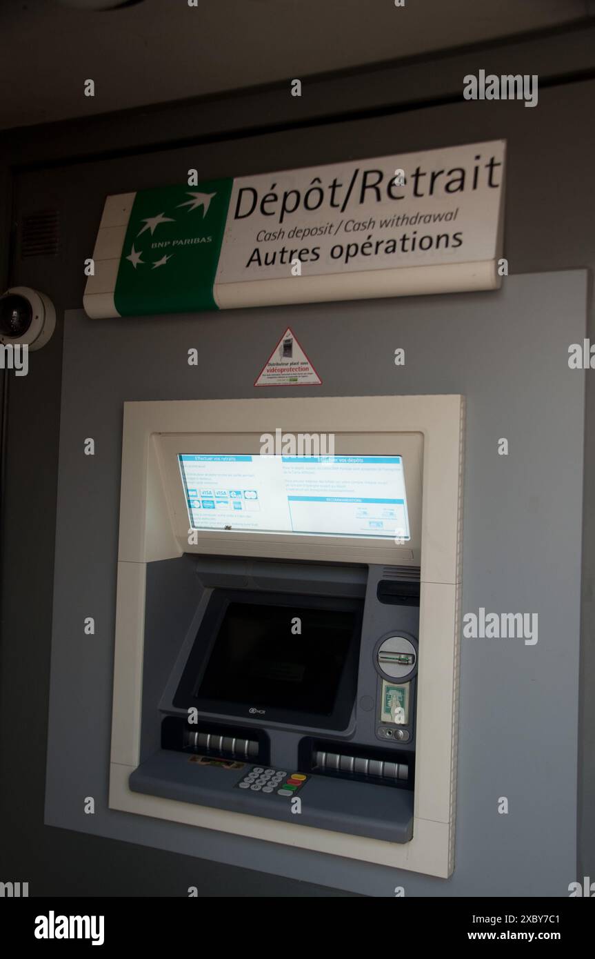 Guichet automatique bancaire ; Charlieu, Loire, Auvergne-Rhône-Alpes, France Banque D'Images