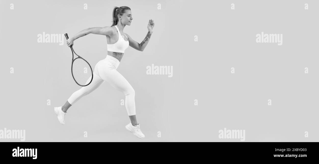 Femme saut de la bannière de course avec maquette d'espace publicitaire. Dédié à la forme physique. Tennis ou badminton entraînement joueur. Mode de vie sain et actif. Femme Banque D'Images