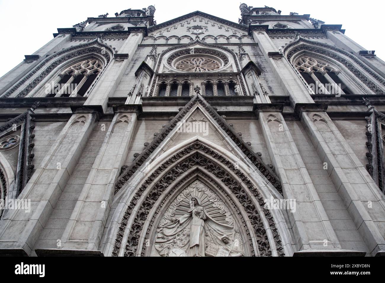 Basilique du vœu national ou Basílica del Voto Nacional en espagnol, une grande église de style gothique dans la ville coloniale espagnole de Quito, Équateur Banque D'Images