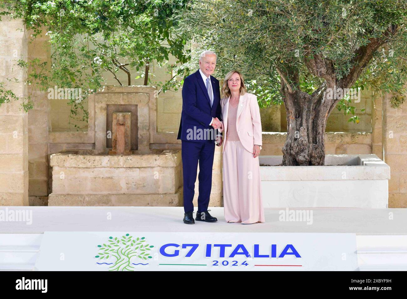 Savelletri di Fasano, Italie. 13 juin 2024. U. Le président Joe Biden, à gauche, serre la main au premier ministre italien Giorgia Meloni, à droite, lors de la cérémonie d’arrivée du 50e Sommet du G7 à la station balnéaire Borgo Egnazia, le 13 juin 2024, à Savelletri di Fasano, Italie. Crédit : Presidenza del Consiglio/G7 Italia 2024/Alamy Live News Banque D'Images