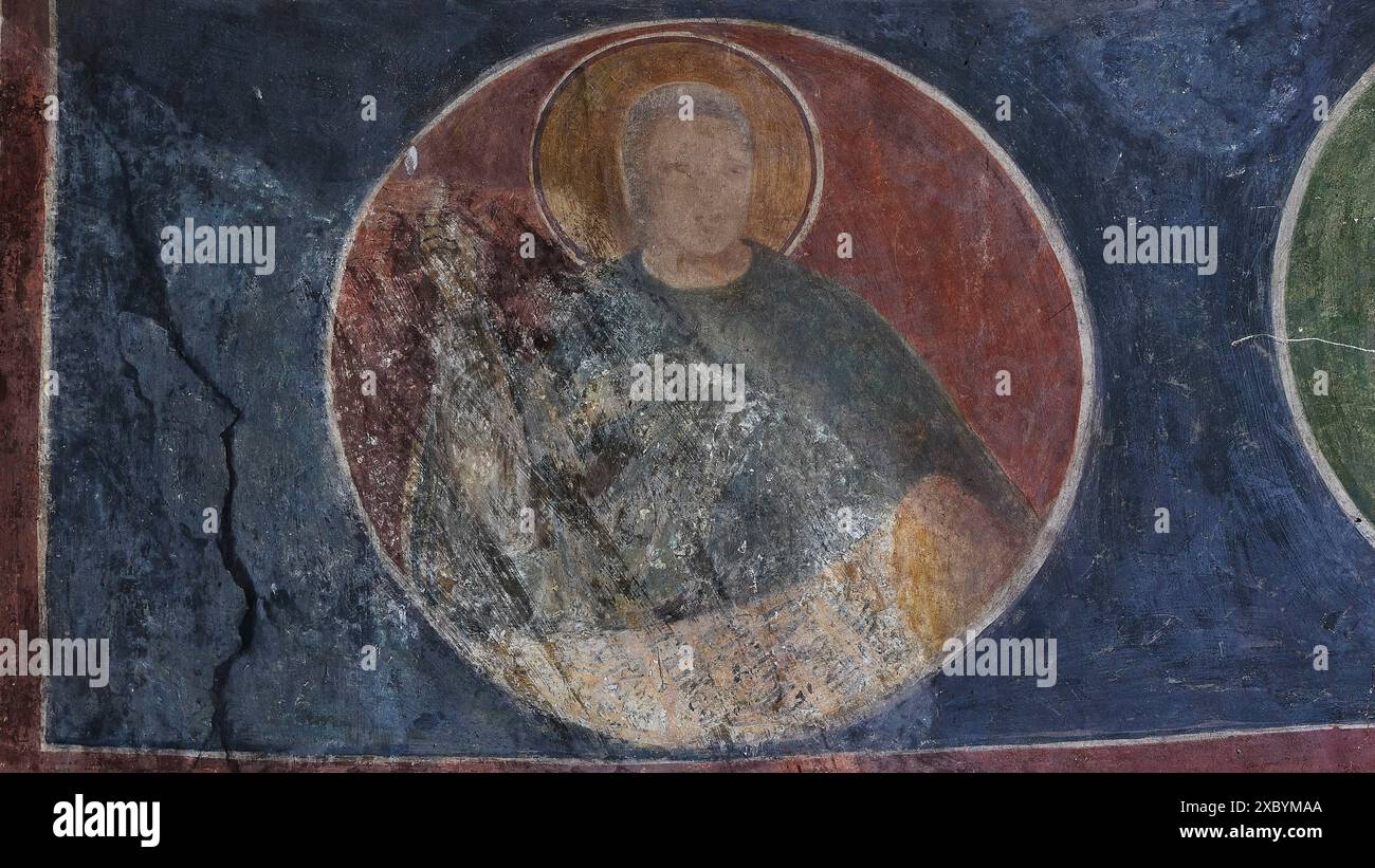 Peinture murale ronde d'une personne sainte dans une église, partiellement endommagée et altérée, chapelle byzantine Agios Nikolaos Foundoukli, entre Eleousa et Banque D'Images
