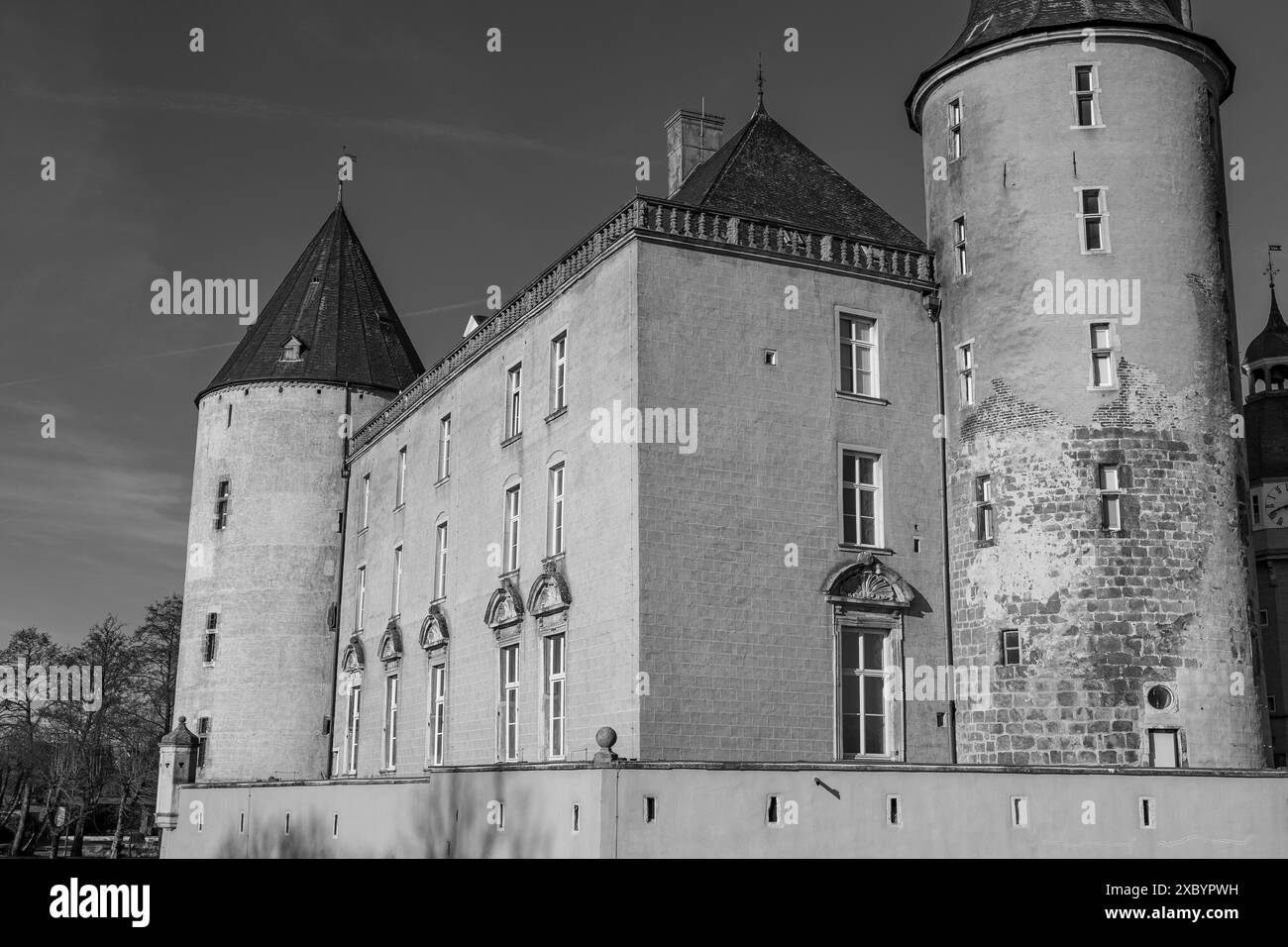 Photographie en noir et blanc d'un château historique avec des tours frappantes dans une atmosphère hivernale, Gemen, muensterland, allemagne Banque D'Images