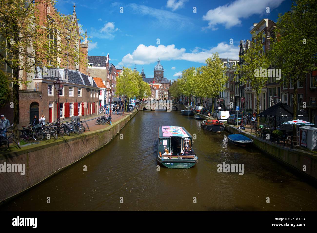Canal à Amsterdam. Vue depuis le pont et divers bateaux par une journée ensoleillée Banque D'Images