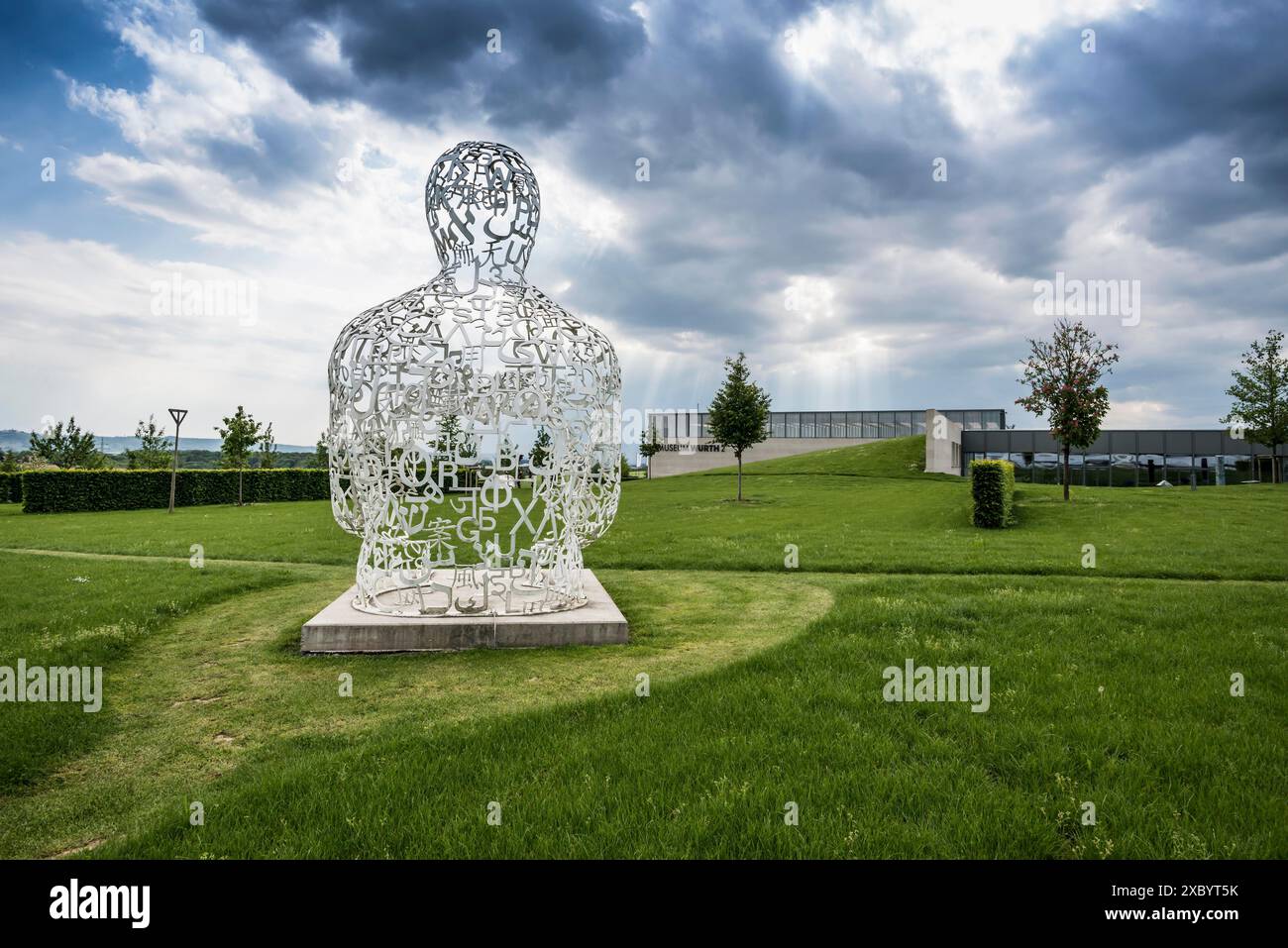 Musée Wuerth 2, sculpture We by Jaume Plensa, typographie, lettres, signes, Gaisbach, Kuenzelsau, Bade-Wuertemberg, Allemagne Banque D'Images