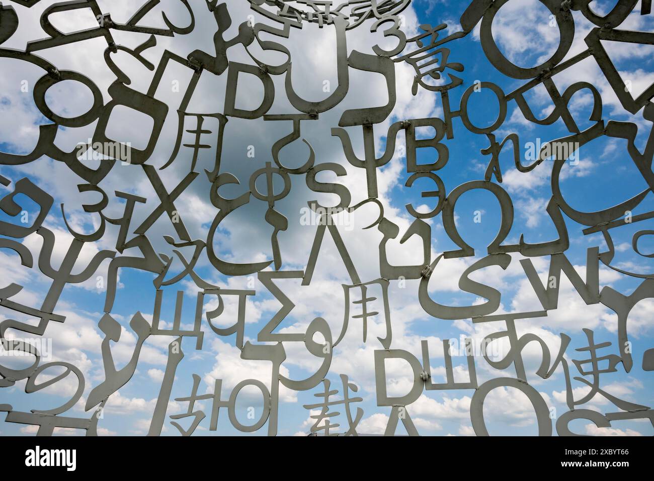 Musée Wuerth 2, sculpture We by Jaume Plensa, typographie, lettres, signes, Gaisbach, Kuenzelsau, Bade-Wuertemberg, Allemagne Banque D'Images