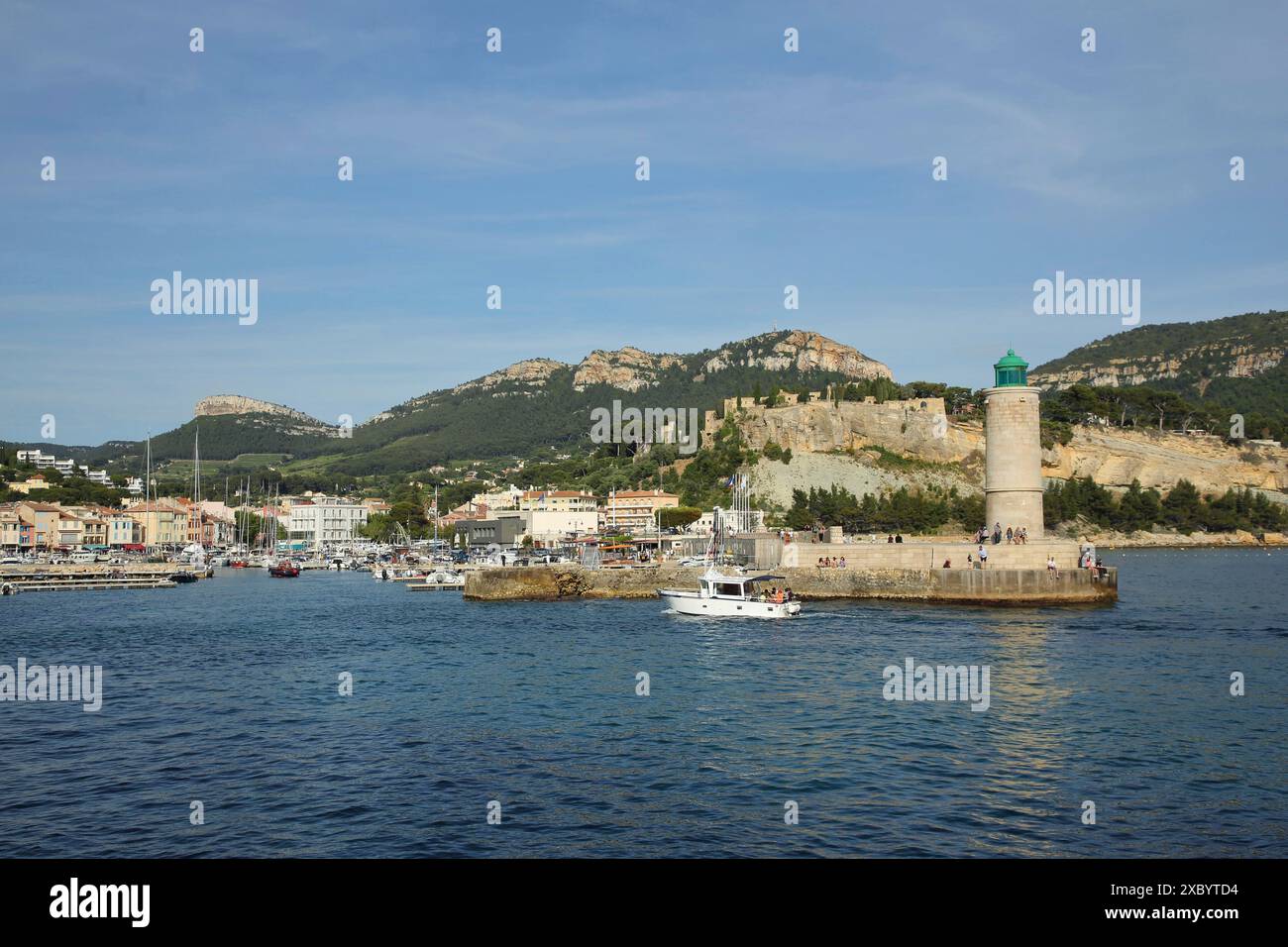 Baie avec phare et rochers, côte méditerranéenne, phare, rivage, port de plaisance, yachts, port, montagne, falaises, sommet, massif rocheux, Couronne de Banque D'Images
