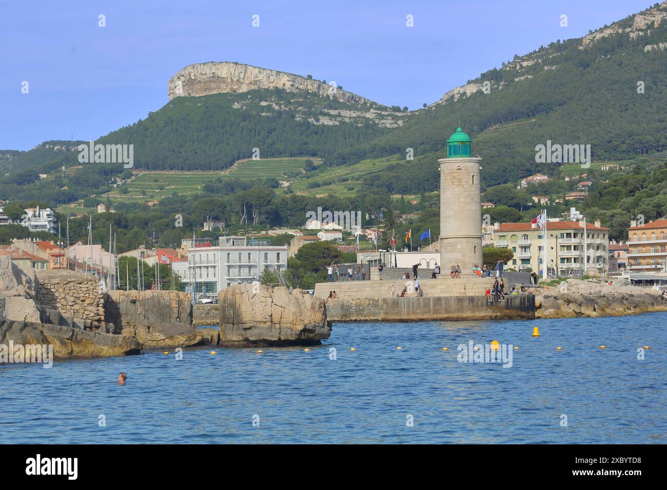 Baie avec phare et rocher Couronne de Charlemagne, Couronne de Charlemagne, côte méditerranéenne, phare, rive, montagne, falaises, sommet, rocher Banque D'Images
