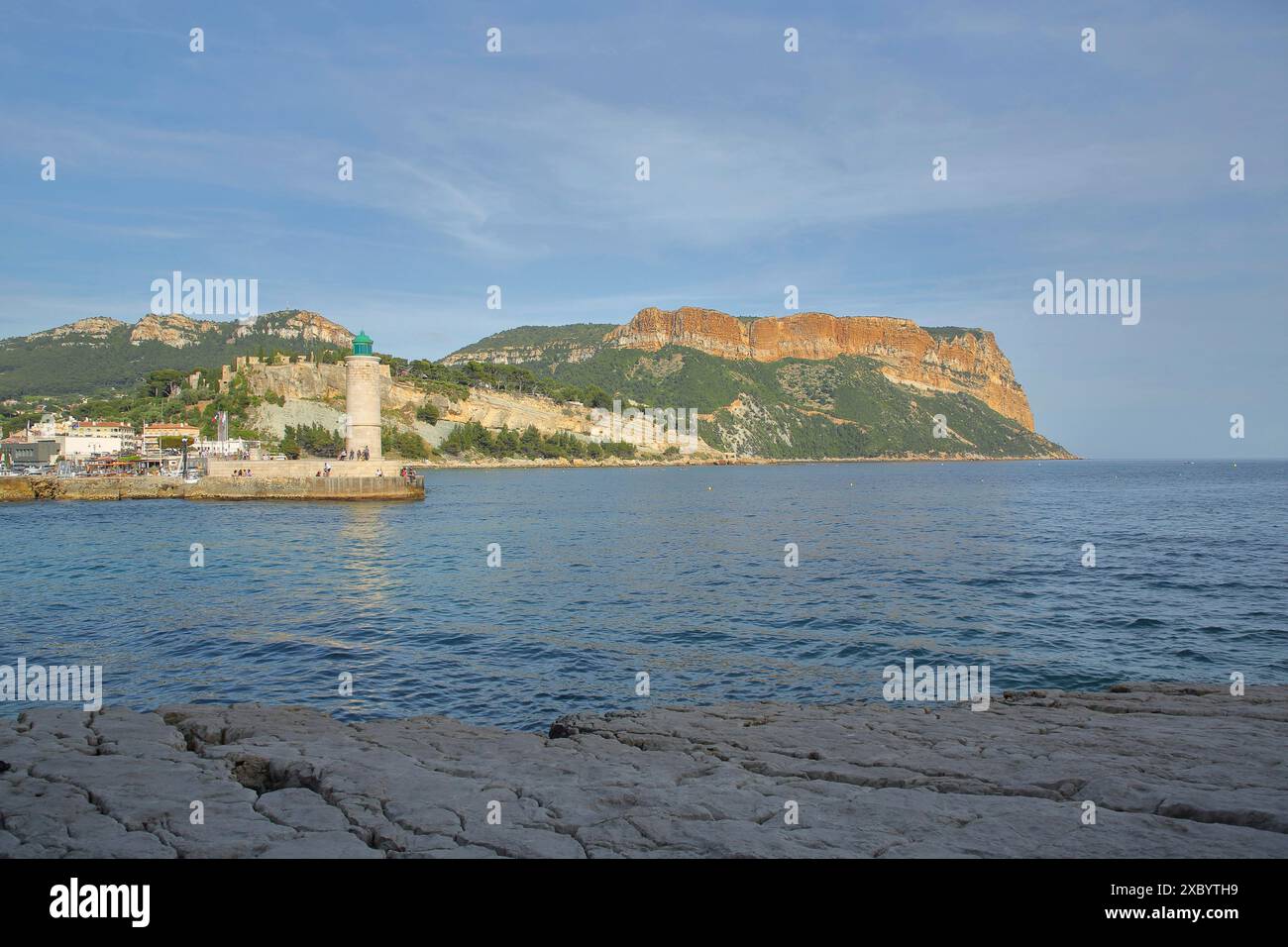 Rive avec baie, phare et rocher Soubeyran, Cap Canaille, falaise, montagne, pic, chaîne de montagnes, cap, côte méditerranéenne, paysage, Cassis Banque D'Images